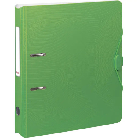 Grüner Ordner mit Metallringen, weißem Rückenschild und strukturierter Oberfläche steht aufrecht.