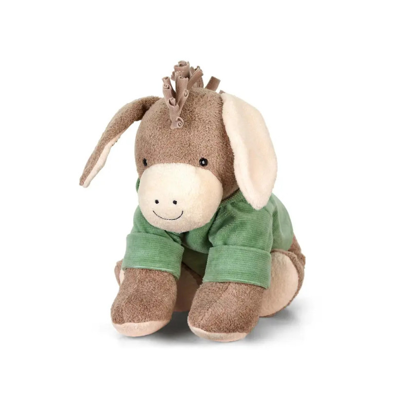 Plüschesel in Braun mit grünem Shirt sitzt aufrecht lächelnd vor weißem Hintergrund.