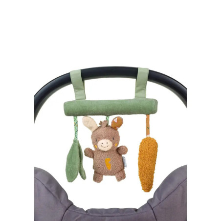 Kinderwagen mit grünem, weichem Spielbogen und Plüsch-Spielzeugen: Esel, Karotte und Blatt. Kinderwagen mit grünem, weichem Spielbogen und Plüsch-Spielzeugen: Esel, Karotte und Blatt.