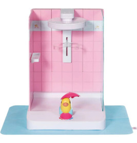 Ein Spielzeugvogel mit Schirm sitzt in einer rosa-weißen Dusche auf einer blauen Matte.