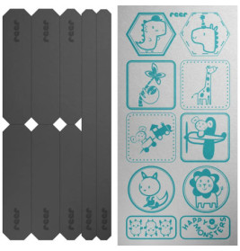 Links: Sechs graue Schaumstoffstreifen. Rechts: Türkise Tier- und Spielzeugmotive wie Löwe, Giraffe, Dino.