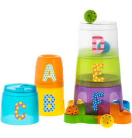 Bunte Stapelbecher A-F mit Löchern und Bällen, stehend und umgedreht auf weißem Hintergrund angeordnet.