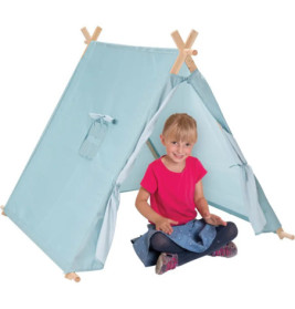 Ein junges Mädchen sitzt lächelnd in einem kleinen blauen Spielzelt mit Holzrahmen.