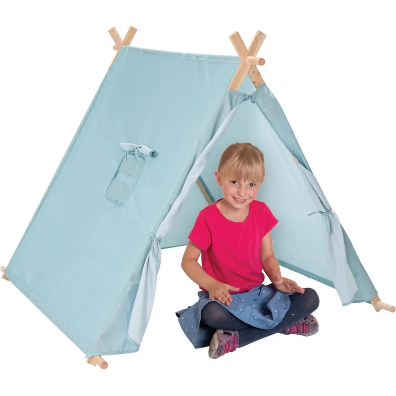Ein junges Mädchen sitzt lächelnd in einem kleinen blauen Spielzelt mit Holzrahmen. Ein junges Mädchen sitzt lächelnd in einem kleinen blauen Spielzelt mit Holzrahmen.