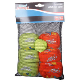 Netzbeutel mit grünen und orangefarbenen Neoprenbällen, beschriftet mit New Sports.