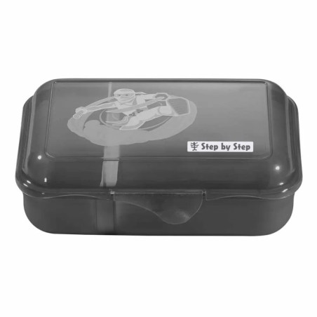 Schwarze Brotdose mit durchsichtigem Deckel, Fußballspieler-Motiv und Step by Step-Logo.