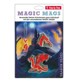 Roter Drachen-Bag-Charme auf Karte mit Schloss und Nachthimmel, beschriftet mit Magic Mags Dragon Drako.