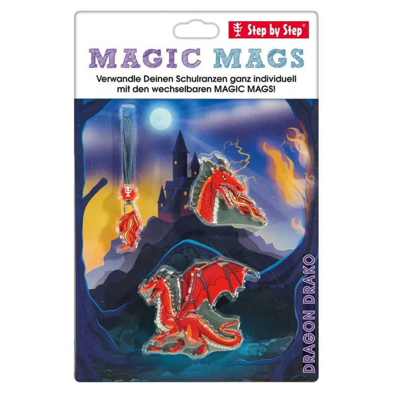 Roter Drachen-Bag-Charme auf Karte mit Schloss und Nachthimmel, beschriftet mit Magic Mags Dragon Drako.