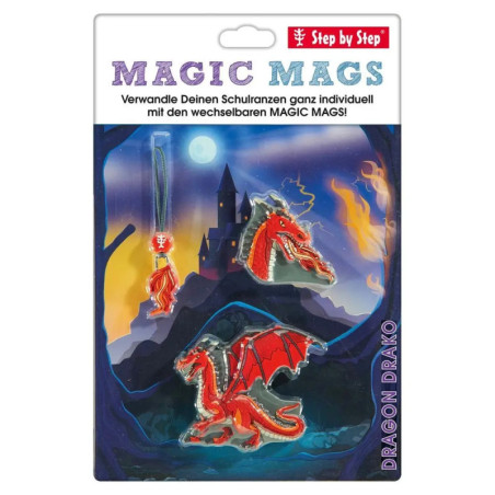 Roter Drachen-Bag-Charme auf Karte mit Schloss und Nachthimmel, beschriftet mit Magic Mags Dragon Drako.