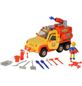 Spielzeug-Feuerwehrauto mit Zubehör und Feuerwehrfigur auf weißem Hintergrund.