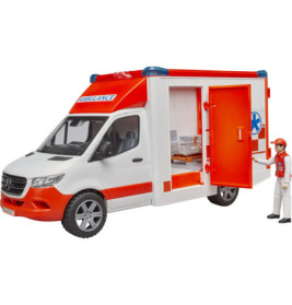 Rotes und weißes Spielzeug-Krankenwagen mit offener Tür, daneben steht eine Sanitäter-Figur.