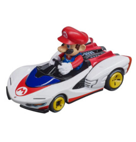 Spielzeugauto mit Mario aus Super Mario, in roter Mütze und blauer Latzhose, fährt einen rot-weißen Rennwagen.