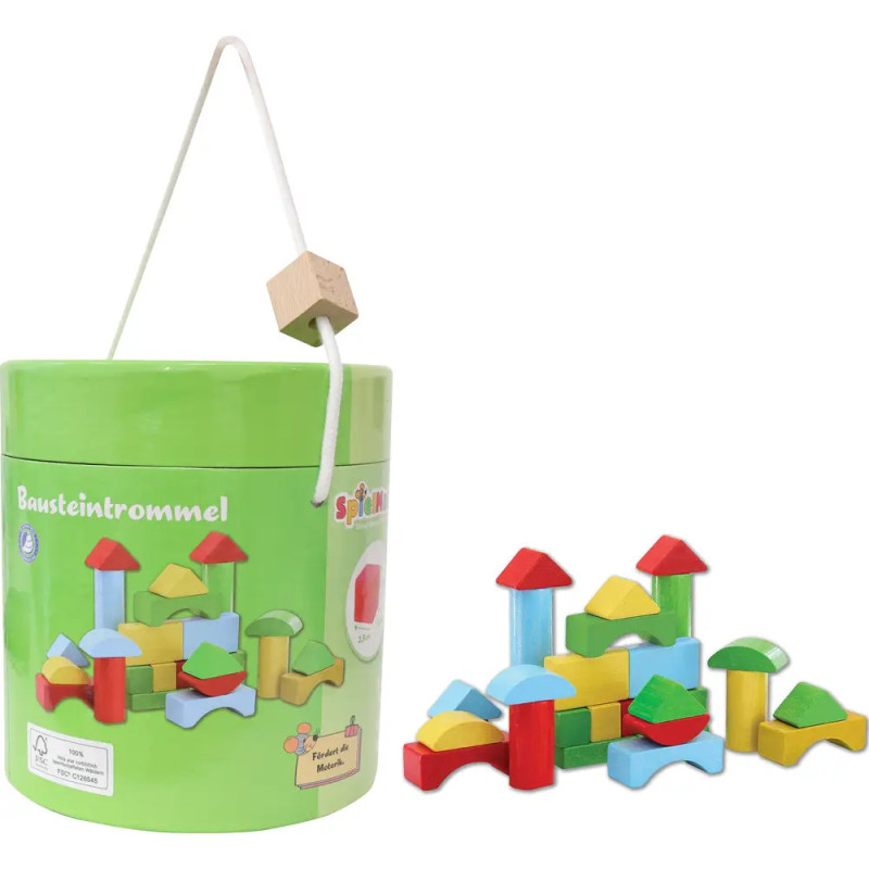 Grüner Eimer Bausteintrommel mit bunten Holzklötzen und Beispielkonstruktionen daneben. Grüner Eimer Bausteintrommel mit bunten Holzklötzen und Beispielkonstruktionen daneben.