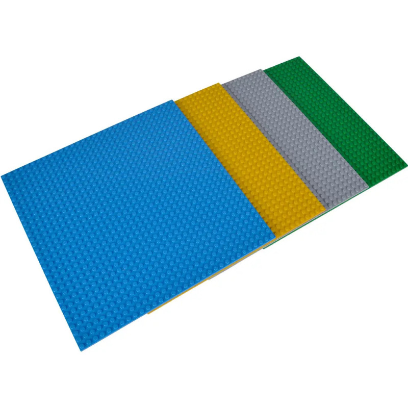 Vier LEGO-Bauplatten in Blau, Gelb, Grau und Grün liegen nebeneinander.