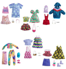 Bunte Puppenkleidung und Accessoires wie Kleider, Röcke, Schuhe und Taschen auf weißem Hintergrund.