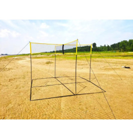 Mobiles gelb-schwarzes Badmintonnetz im Freien auf sandigem Feld unter klarem Himmel.