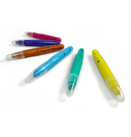 Sechs bunte Stifte mit klaren Kappen liegen verstreut auf einer weißen Fläche.