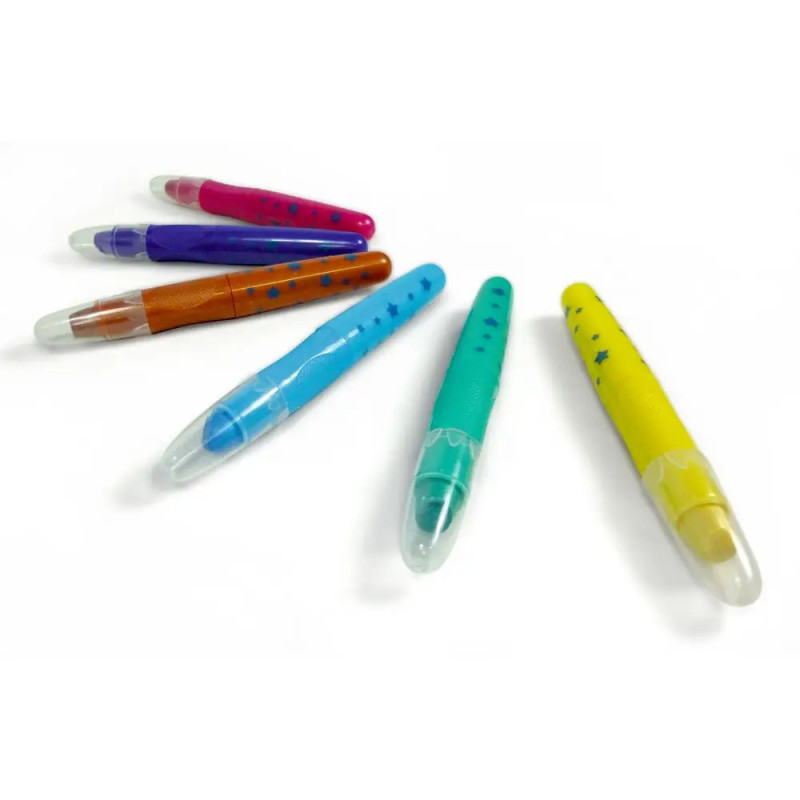 Sechs bunte Stifte mit klaren Kappen liegen verstreut auf einer weißen Fläche.