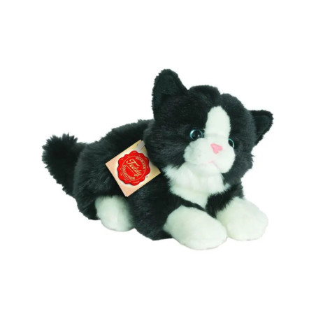 Schwarz-weiße Plüschkatze mit blauen Augen und rotem Etikett liegt auf weißem Hintergrund.