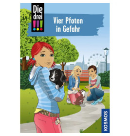 Drei Mädchen im Park: Eines hält einen Welpen, einer eine Katze, das dritte sitzt mit einem Kaninchen.