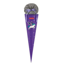 Lila Schultüte mit Einhorn und Sternen, grauer Stoffverschluss und lila Schleife.