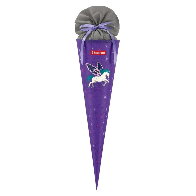 Lila Schultüte mit Einhorn und Sternen, grauer Stoffverschluss und lila Schleife. Lila Schultüte mit Einhorn und Sternen, grauer Stoffverschluss und lila Schleife.
