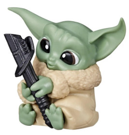 Cartoon-Baby-Yoda hält einen großen schwarzen Schraubenschlüssel und trägt einen beigen Mantel mit flauschigem Kragen.