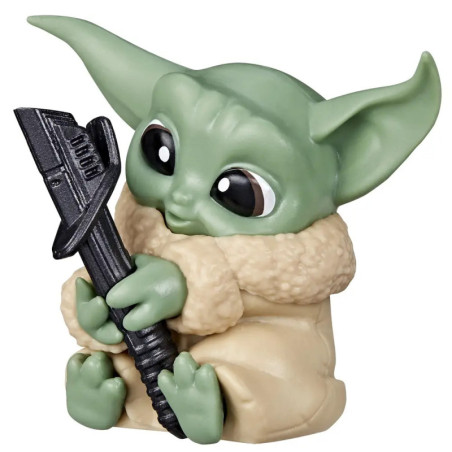 Cartoon-Baby-Yoda hält einen großen schwarzen Schraubenschlüssel und trägt einen beigen Mantel mit flauschigem Kragen. Cartoon-Baby-Yoda hält einen großen schwarzen Schraubenschlüssel und trägt einen beigen Mantel mit flauschigem Kragen.