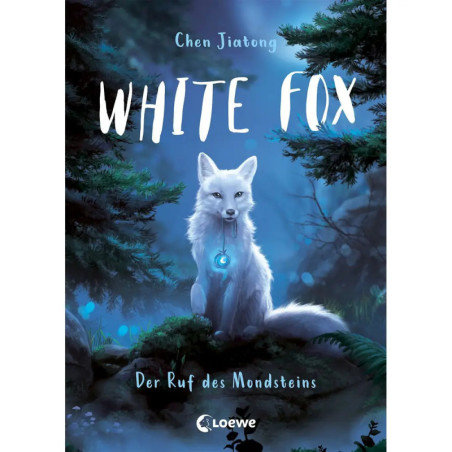 Ein weißer Fuchs mit leuchtendem blauem Anhänger sitzt im mondbeschienenen Wald Buchcover White Fox von Chen Jiatong.