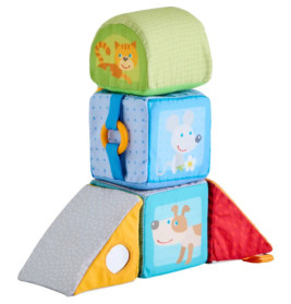 Vier bunte, weiche Babyblöcke mit Tiermotiven, verschiedenen Texturen und Formen.