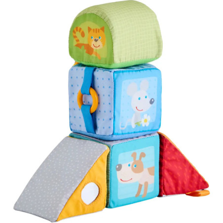 Vier bunte, weiche Babyblöcke mit Tiermotiven, verschiedenen Texturen und Formen. Vier bunte, weiche Babyblöcke mit Tiermotiven, verschiedenen Texturen und Formen.