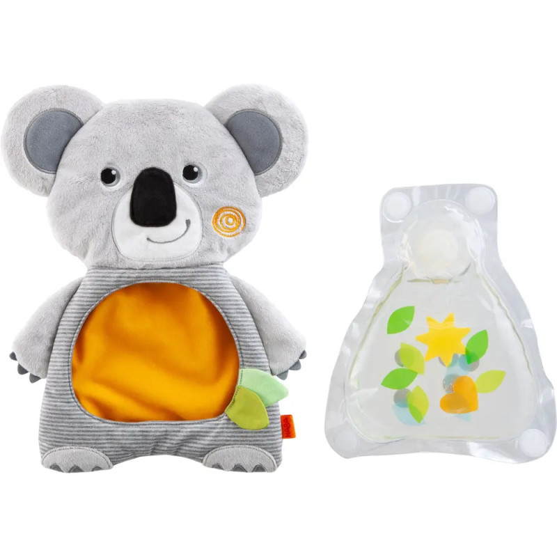 Graues Plüsch-Koala mit orangem Bauch neben einer durchsichtigen Tüte mit bunten Formen. Graues Plüsch-Koala mit orangem Bauch neben einer durchsichtigen Tüte mit bunten Formen.