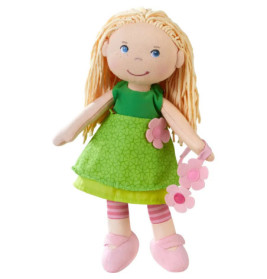 Plüschpuppe mit blondem Garnhaar, grünem Kleid, rosa Schuhen und einer rosa Blume als Accessoire.