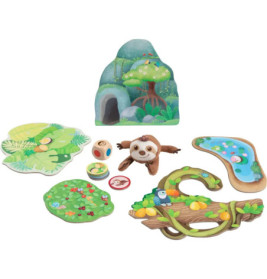 Ein Faultier-Plüschtier, bunte Dschungel-Spielsteine und illustrierte Spielbretter liegen auf weißem Untergrund.