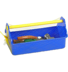 Blaue Spielzeug-Werkzeugkiste mit gelbem Griff und Werkzeugen, abgedeckt von einem weißen Netz.