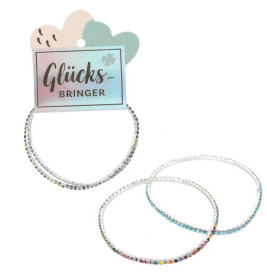 Drei glitzernde Perlenarmbänder mit Glücks-Bringer-Anhänger und herzförmigen Dekorationen.