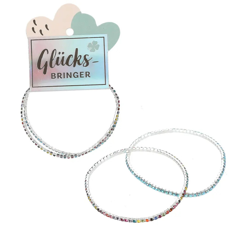 Drei glitzernde Perlenarmbänder mit Glücks-Bringer-Anhänger und herzförmigen Dekorationen.