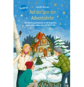 Drei Kinder stehen im Schnee vor einem geschmückten Haus mit Weihnachtsbaum unter sternenklarem Himmel.