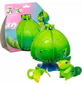 Grünes Blumen-Spielzeughaus mit kleinem Tier und Verpackung im Hintergrund.