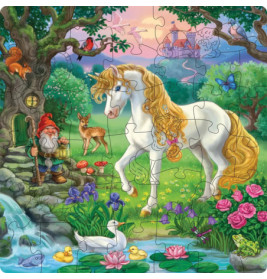 Einhorn, Gnom, Hirsch und Schwäne in einem bunten Märchengarten vor einer Schlosskulisse.