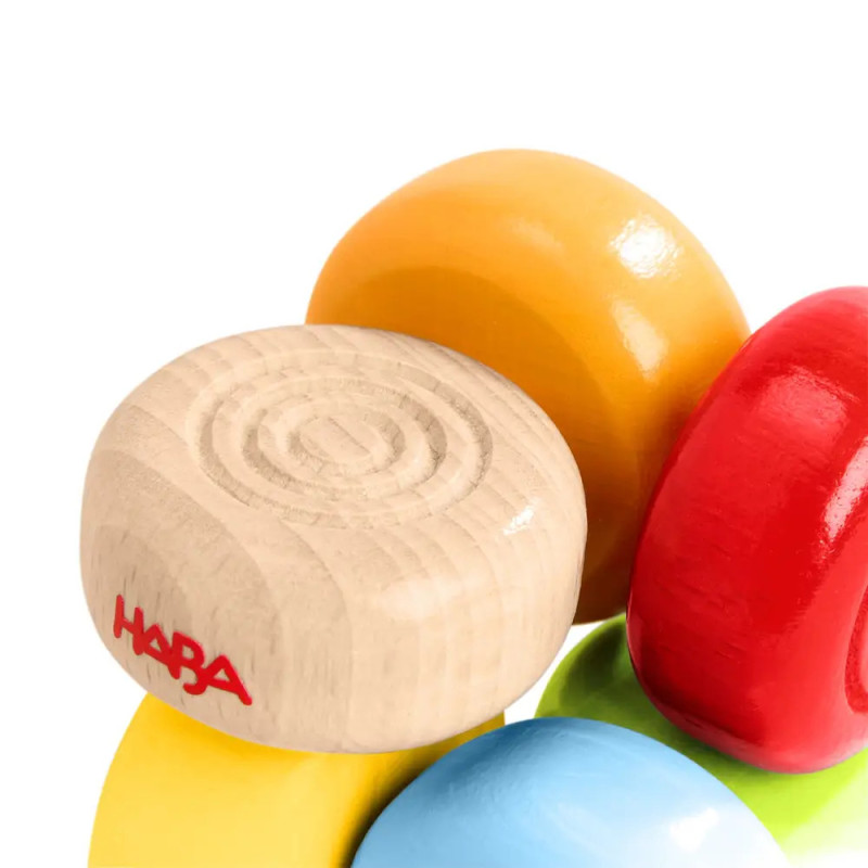 Nahaufnahme bunter Holz-Steckspielringe in Natur, Rot, Gelb, Orange und Blau.