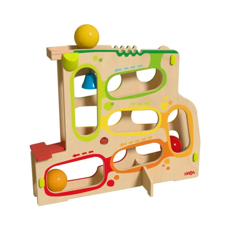 Holz-Murmelbahn mit bunten Schienen, zwei Kugeln und einer kleinen blauen Glocke am oberen Ende.