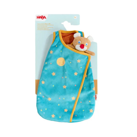 Blauer Babyschlafsack mit Stern- und Monddesign, darin ein kleines Plüschbärchen.