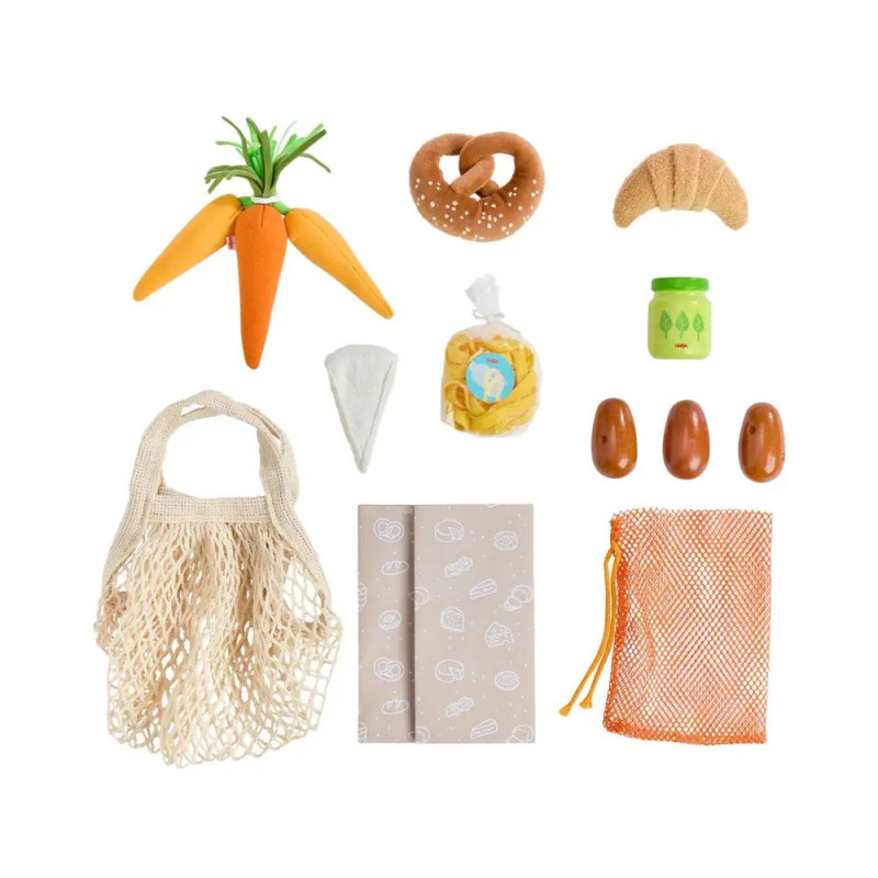 Spielzeug-Lebensmittelset mit Karotten, Brot, Käse, Pasta, Oliven, Glas und Tüten auf weißem Hintergrund.