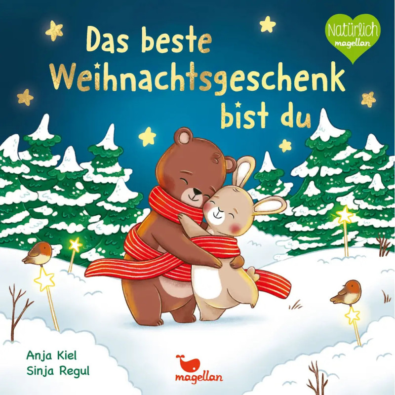 Ein Bär und ein Hase mit roten Schalen umarmen sich in einem verschneiten, weihnachtlich geschmückten Wald.