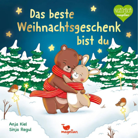 Ein Bär und ein Hase mit roten Schalen umarmen sich in einem verschneiten, weihnachtlich geschmückten Wald.