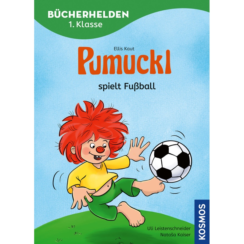 Pumuckl kickt fröhlich einen Fußball auf einem blau-grünen Buchcover für junge Leser.