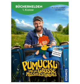 Ein lächelnder Mann und Pumuckl fahren mit einem blauen Traktor durch eine idyllische Landschaft.