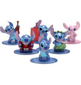 Sechs Figuren von Stitch und Angel aus Lilo & Stitch in verschiedenen Kostümen und Posen auf blauen Sockeln.