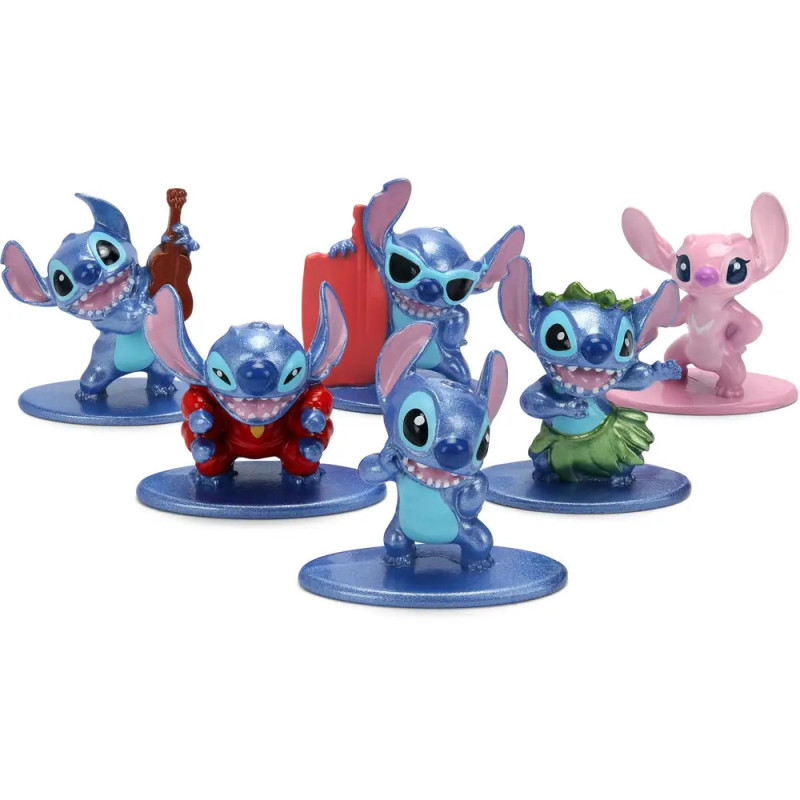 Sechs Figuren von Stitch und Angel aus Lilo & Stitch in verschiedenen Kostümen und Posen auf blauen Sockeln.
